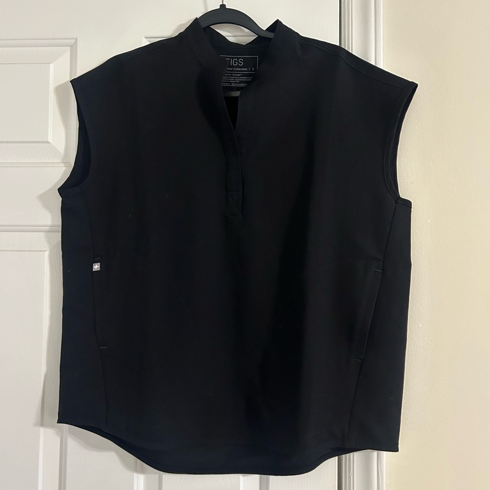 FIGS Rafaela Oversized Scrub Top size small black